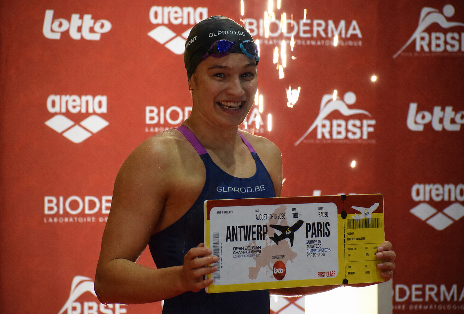 Une nageuse souriante au bord du bassin